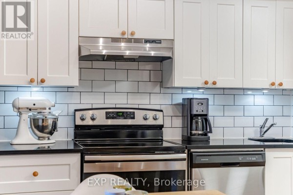Bedroom - 1030 - 60 Heintzman Street, Toronto, ON M6P5A1 Photo 3