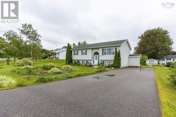 Living room - 1030 Club Crescent, New Minas, NS B4N4Z5 Photo 2