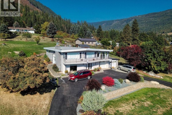 3pc Bathroom - 1030 Monrose Road, Creston, BC V0B2N2 Photo 2
