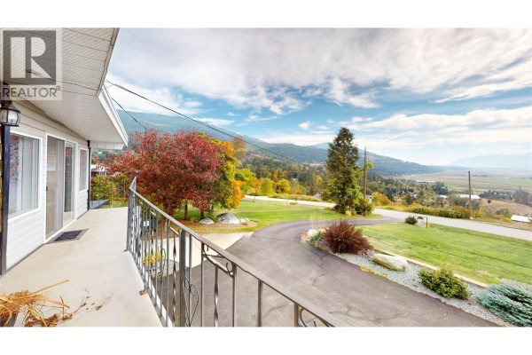 Living room - 1030 Monrose Road, Creston, BC V0B2N2 Photo 5