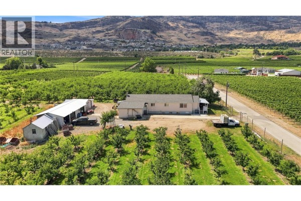 Living room - 10319 42 Avenue, Osoyoos, BC V0H1V4 Photo 5