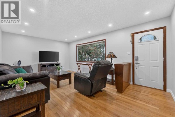 Living room - 1032 Mayland Drive Ne, Calgary, AB T2E6C6 Photo 3