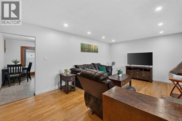 5pc Bathroom - 1032 Mayland Drive Ne, Calgary, AB T2E6C6 Photo 4