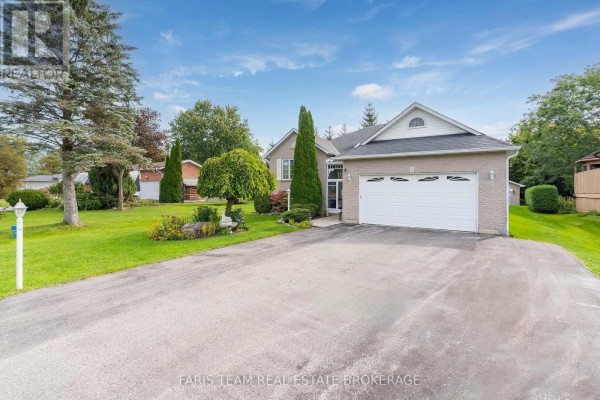 Living room - 1033 Cameron Street, Innisfil, ON L0L1C0 Photo 3