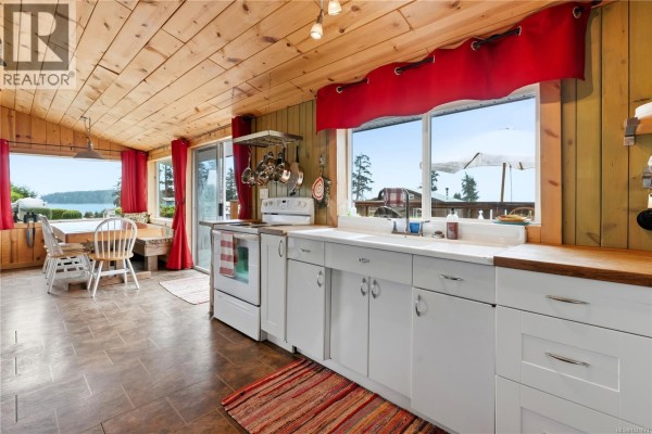 1033 Seventh Ave, Ucluelet, BC, photo 2