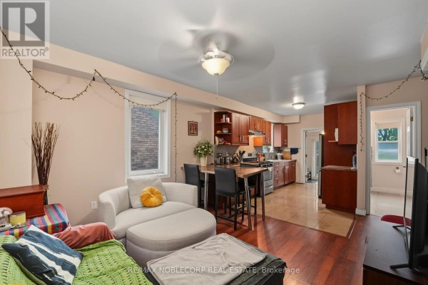 Bathroom - 1035 Dovercourt Road, Toronto, ON M6H2X7 Photo 4