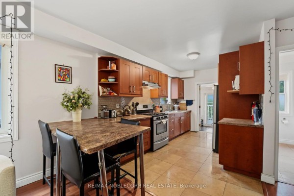 Living room - 1035 Dovercourt Road, Toronto, ON M6H2X7 Photo 5