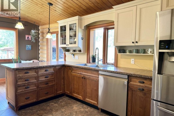 Eating area - 10354 Hislop Road, Telkwa, BC V0J2X1 Photo 3
