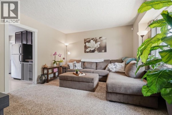 Dining room - 1037 Regal Crescent Ne, Calgary, AB T2E5G9 Photo 3