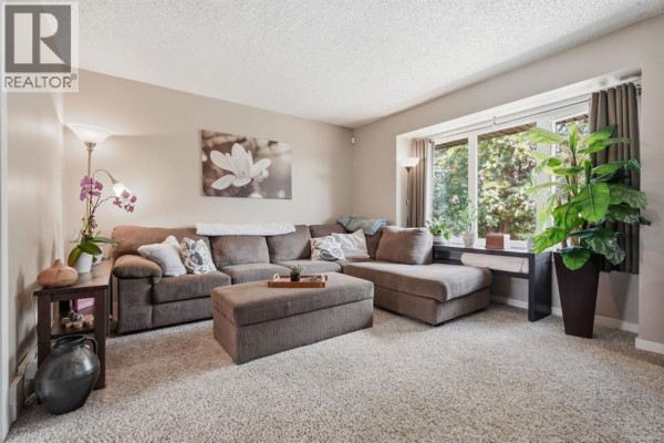 4pc Bathroom - 1037 Regal Crescent Ne, Calgary, AB T2E5G9 Photo 4