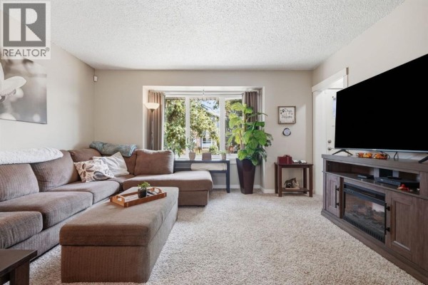 Bedroom - 1037 Regal Crescent Ne, Calgary, AB T2E5G9 Photo 5