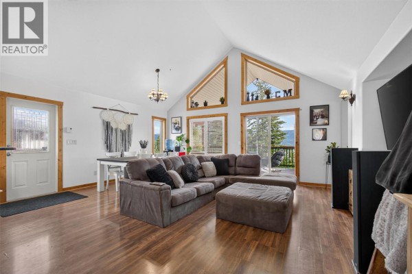 Kitchen - 10375 Westshore Road, Vernon, BC V1H2B1 Photo 4