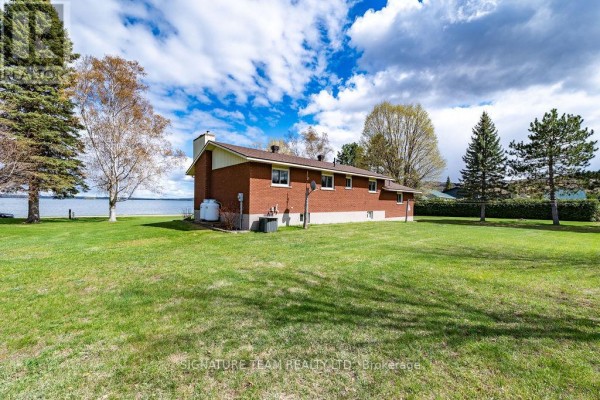 Living room - 1039 Lake Clear Road, Bonnechere Valley, ON K0J1T0 Photo 4