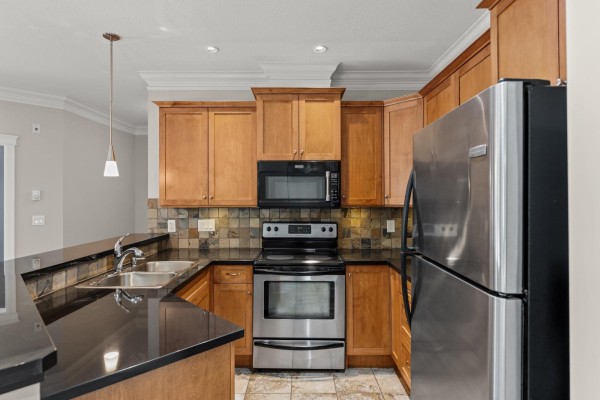 Kitchen - 103c 45595 Tamihi Way, Garrison Crossing, Chilliwack, BC V2R0G3 Photo 3