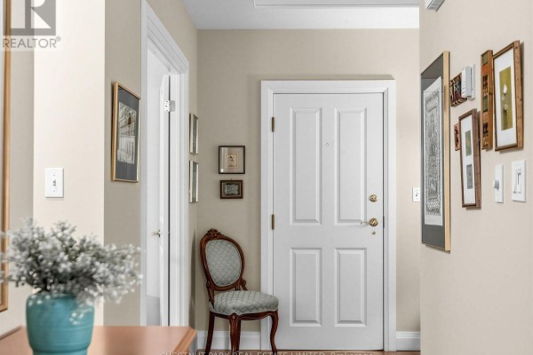 Dining room - 104 - 21 Shaftesbury Avenue, Toronto, ON M4T3B4 Photo 3
