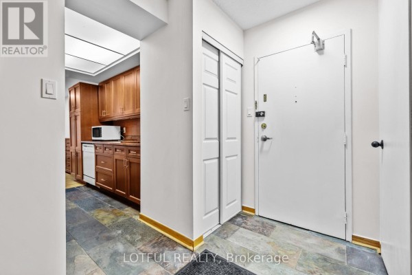 Living room - 104 - 555 Brittany Drive, Ottawa, ON K1K4C5 Photo 3