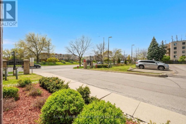 Kitchen - 104 - 7405 Goreway Drive, Mississauga, ON L4T0A3 Photo 2