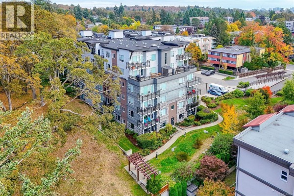 Ensuite - 104 1016 Inverness Rd, Saanich, BC V8X0B1 Photo 3