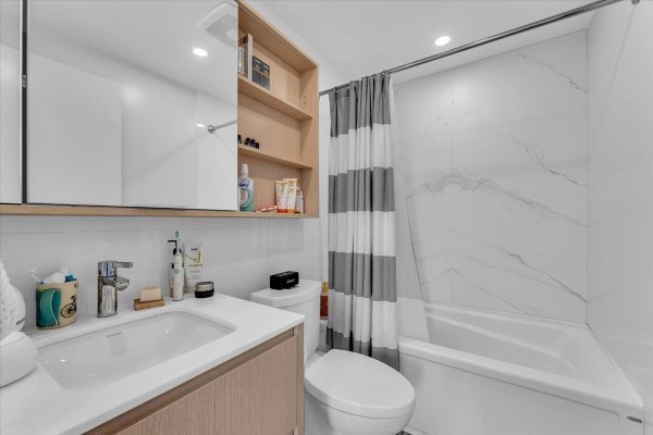 104 15165 Thrift Avenue, Surrey, BC V4B0C1 Photo 4