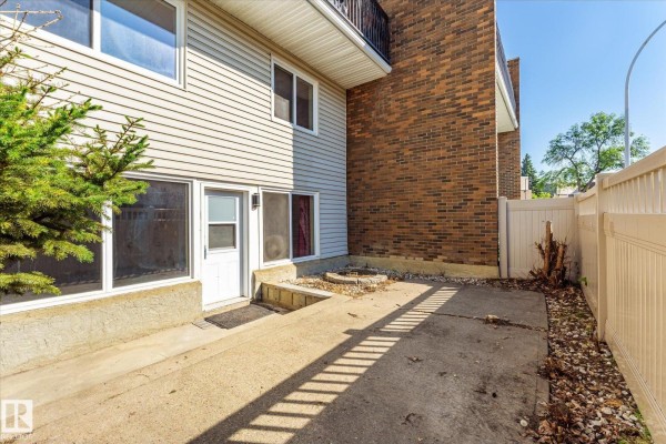 Kitchen - #104 7805 159 St Nw, Edmonton, AB T5R2E1 Photo 3