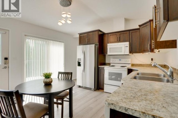 Kitchen - 104-8430 Springbrook Road, Powell River, BC V8A0S3 Photo 3