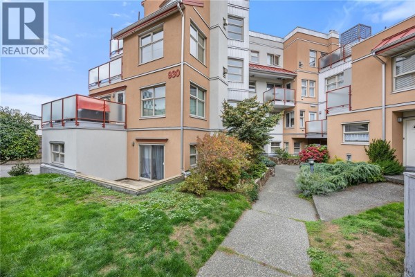 Patio - 104 930 North Park St, Victoria, BC V8T1C6 Photo 2