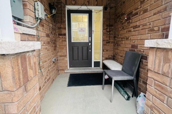 Kitchen - 104 Bannister Crescent, Brampton, ON L7A4H4 Photo 2