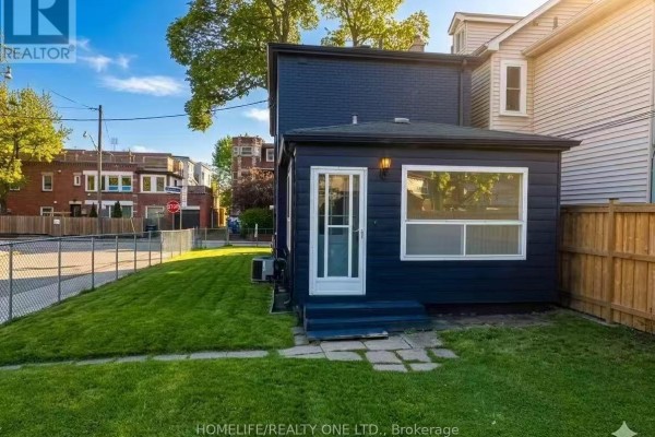 Kitchen - 104 Benson Avenue, Toronto, ON M6G2J1 Photo 3