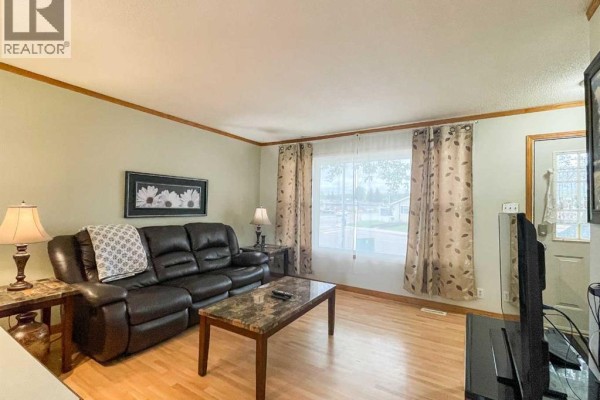 Dining room - 104 Hill Drive, Fort Mcmurray, AB T9H2B5 Photo 5