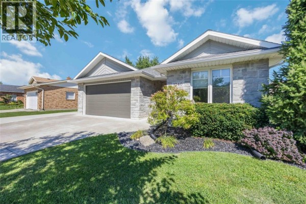 1040 Finch Drive, Sarnia, ON, photo 2