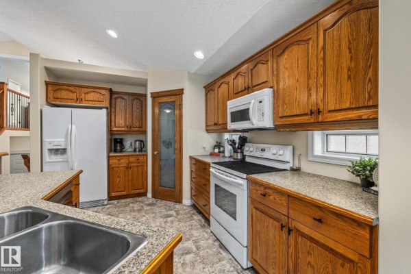 Primary Bedroom - 10411 95 St, Morinville, AB T8R0A2 Photo 5