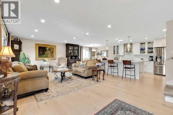 Living room - 10411 Maplecreek Drive Se, Calgary, AB T2J1T9 Photo 3