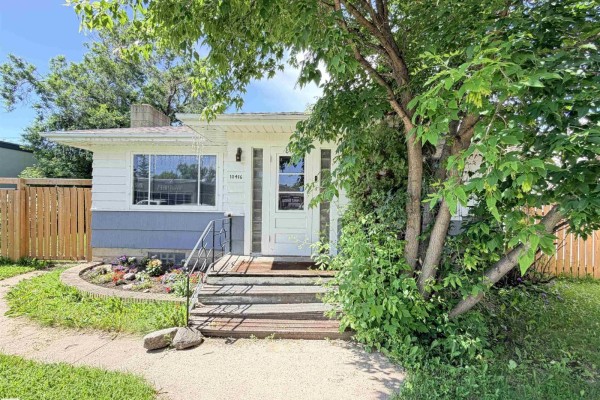 Primary Bedroom - 10416 100 Av, Westlock, AB T7P1T6 Photo 3