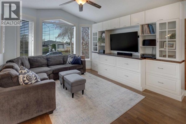 4pc Bathroom - 1042 17a Street Ne, Calgary, AB T2E4V3 Photo 2