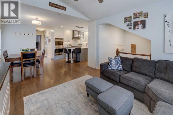 Foyer - 1042 17a Street Ne, Calgary, AB T2E4V3 Photo 5
