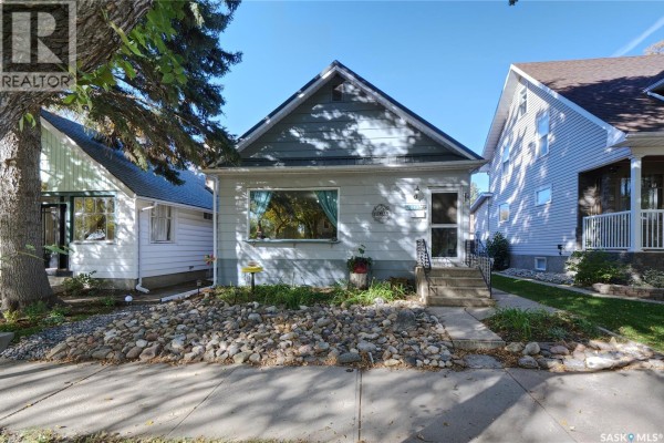 Residential for sale at 1042 Algoma Avenue, Moose Jaw, SK - MLS® cvc8hp
