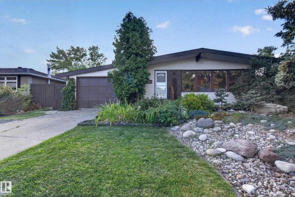 Kitchen - 1042 Parker Dr, Sherwood Park, AB T8A1C6 Photo 2