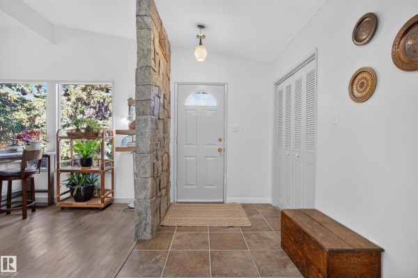 Family room - 1042 Parker Dr, Sherwood Park, AB T8A1C6 Photo 3