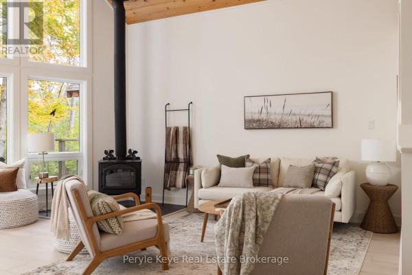 Living room - 1042 S Menominee Lake Road, Lake Of Bays, ON P0B1A0 Photo 3