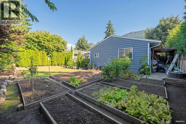 1043 Belvedere Drive, North Vancouver, BC V7R2C6 Photo 5