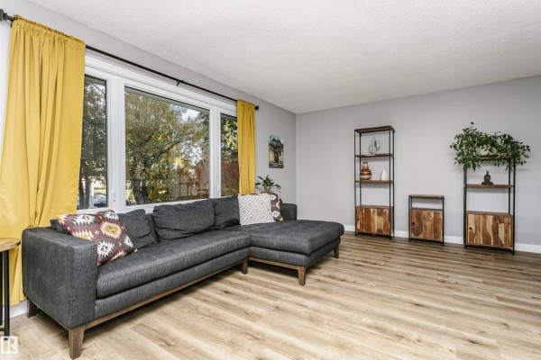 Dining room - 10435 35a Av Nw, Edmonton, AB T6J2H1 Photo 2