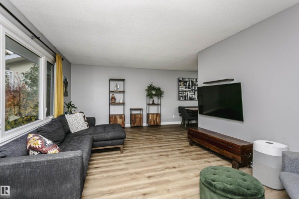 Kitchen - 10435 35a Av Nw, Edmonton, AB T6J2H1 Photo 3