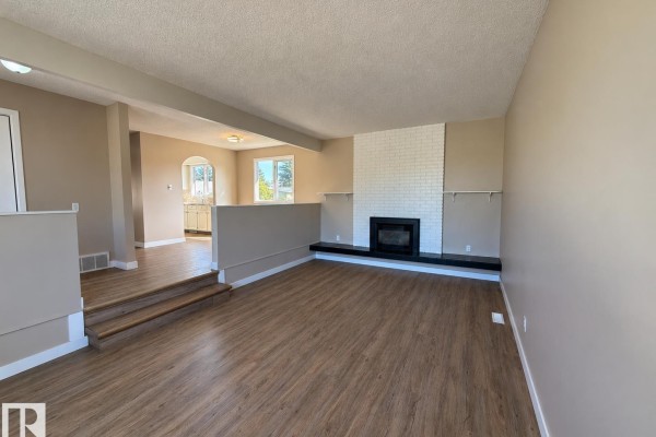Kitchen - 10439 36a Ave Nw, Edmonton, AB T6J2H7 Photo 3