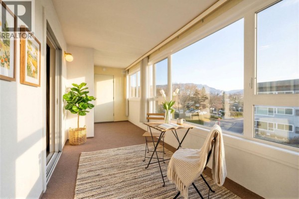 Hallway leading to kitchen and dining area with light fixtures - 1045 Sutherland Avenue Unit# 306, Kelowna
