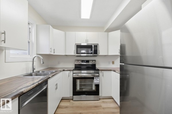 Kitchen - 10475 24 Av Nw, Edmonton, AB T6J4S2 Photo 3