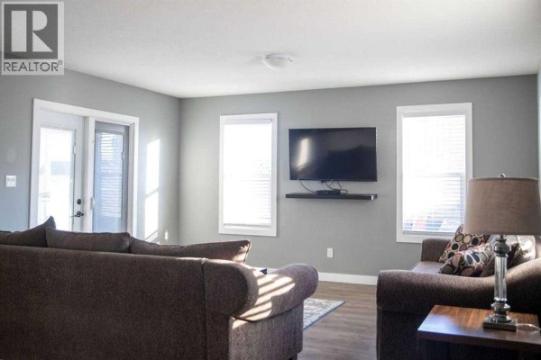 1048 Elk Avenue, Pincher Creek, AB T0K1W0 Photo 3