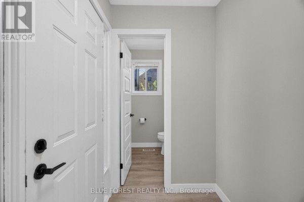 Laundry room - 1048 Mahogany Road, London North, ON N6H2W5 Photo 3