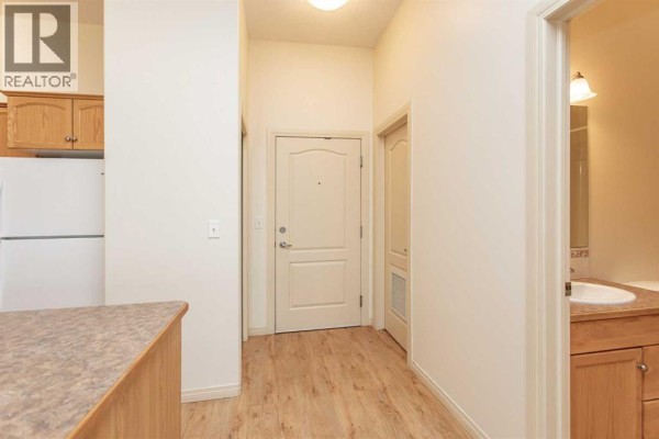 4pc Bathroom - 105, 4425 Heritage Way, Lacombe, AB T4L2P4 Photo 2