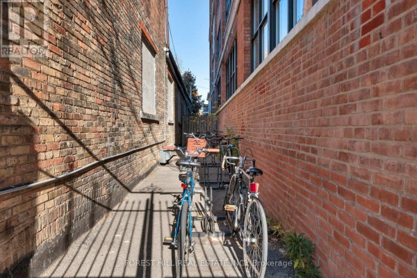 Foyer - 105 - 2154 Dundas Street W, Toronto, ON M6R1X3 Photo 5