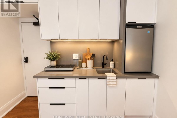 105 - 5 High Park Boulevard, Toronto, ON M6R1M5 Photo 2